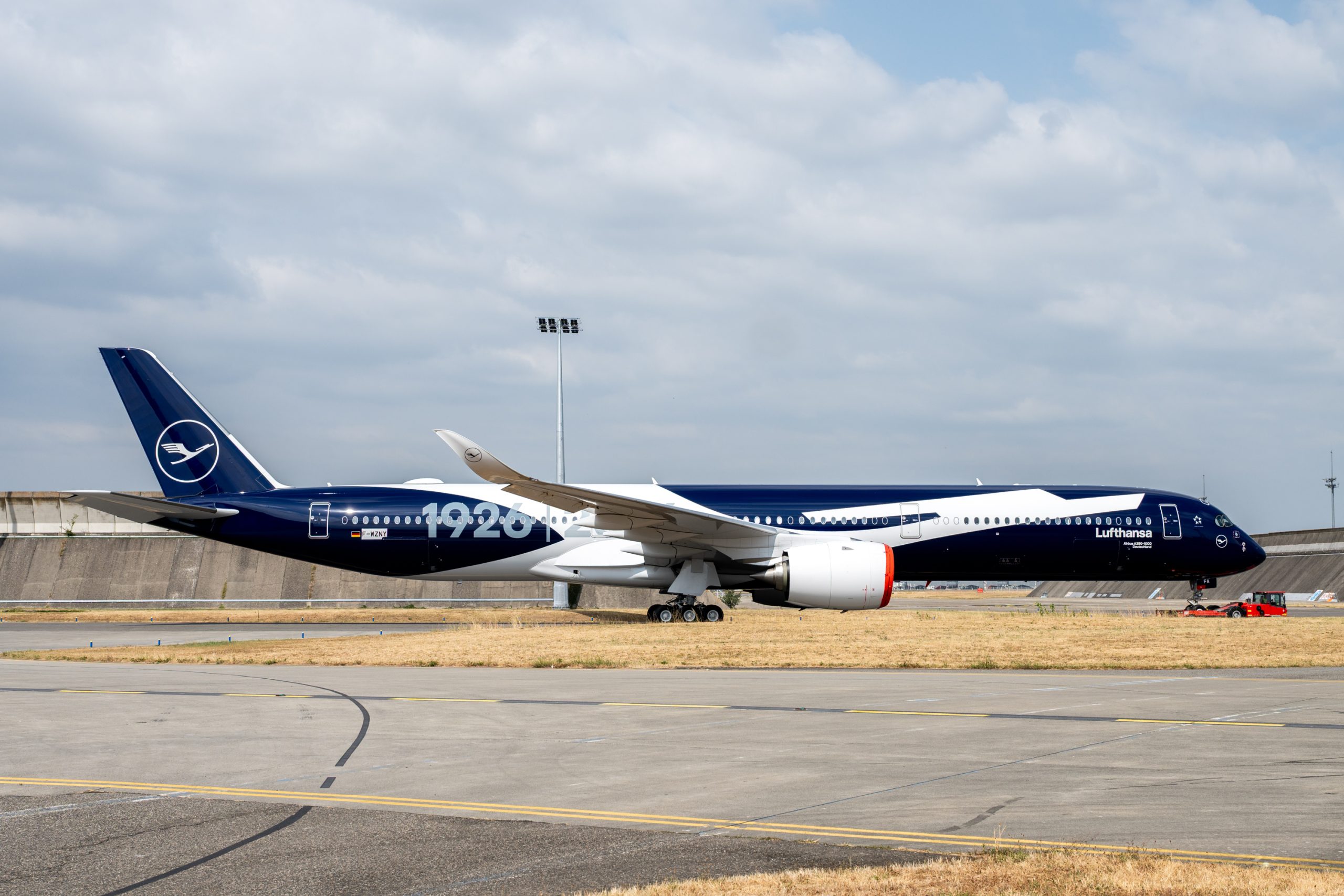 Featured image for “Lufthansa Airlines’ First Airbus A350-1000 To Arrive With A Special Livery”